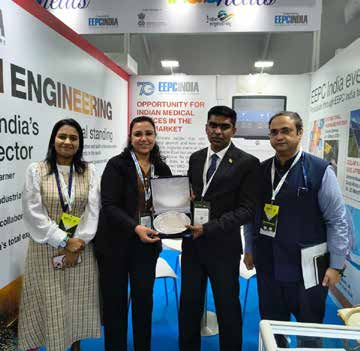 Ms Varsha Jatin Baria, Assistant Director, EEPC India presenting a memento to Mr Satish Kumar Sivan